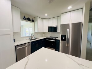 Kühlschrank, Mikrowelle, Ofen, Geschirrspüler