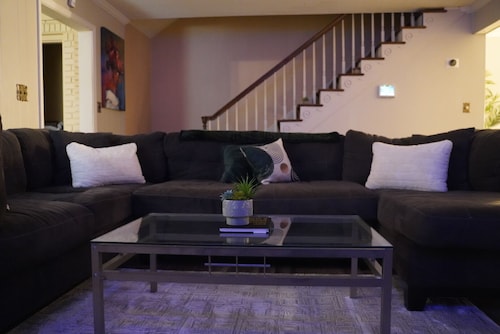 Charming 3-bedroom house with pool, office in Montgomery