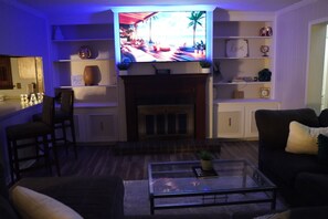 Smart TV, fireplace