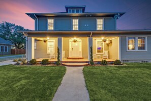 숙박 시설 정면 - 저녁/밤