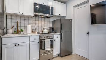 Studio, dapur, pemandangan kota | Dapur pribadi | Lemari es besar, microwave, oven, dan kompor