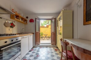 Fridge, oven, stovetop, coffee/tea maker - One-bedroom apartment with Patio n.2 (Firenze)