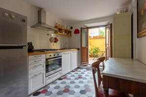 Réfrigérateur, four, plaque de cuisson, cafetière/bouilloire