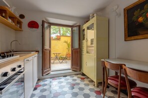 Réfrigérateur, four, plaque de cuisson, cafetière/bouilloire