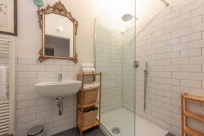 Douche, sèche-cheveux, bidet, serviettes fournies
