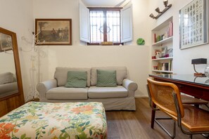 TV - One-bedroom apartment with Patio n.2 (Firenze)