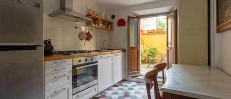 Refrigerador, horno, parrilla de estufa y cafetera y tetera
