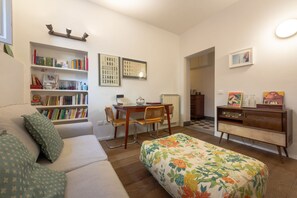 TV - One-bedroom apartment with Patio n.2 (Firenze)