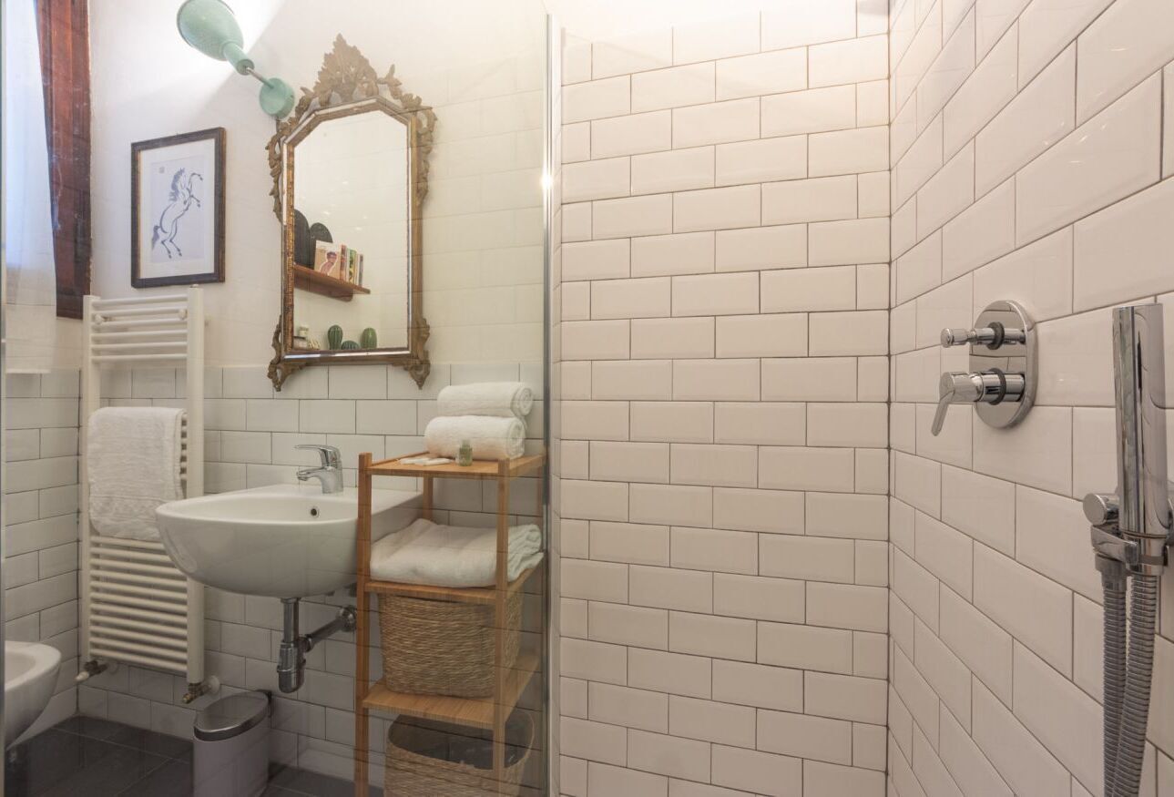 Douche, sèche-cheveux, bidet, serviettes fournies
