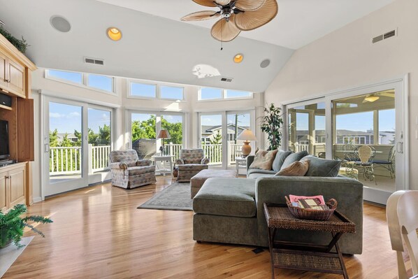 House, Multiple Beds, Balcony, Partial Ocean View (MARY AVENUE 101) | Living area