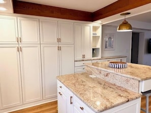 House, Multiple Beds, Patio, Partial Ocean View (SAULSBURY STREET 10) | Interior