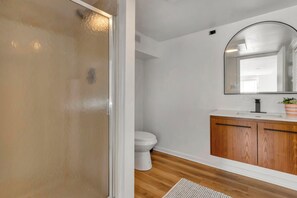 House, Multiple Beds, Patio, Partial Ocean View (SAULSBURY STREET 10) | Bathroom - Saulsbury Street 10 (Dewey Beach)
