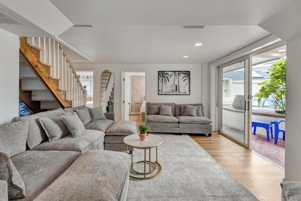 House, Multiple Beds, Patio, Partial Ocean View (SAULSBURY STREET 10) | Living area