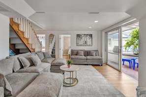 House, Multiple Beds, Patio, Partial Ocean View (SAULSBURY STREET 10) | Living area