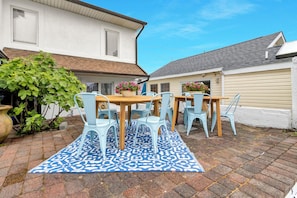 House, Multiple Beds, Patio, Partial Ocean View (SAULSBURY STREET 10) | Outdoor dining