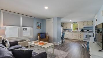 Apartment, 1 Queen Bed with Sofa bed, Kitchen, Garden View (BALTIMORE AVENUE 49 #2) | Living area