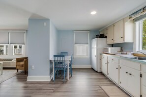 Lejlighed - 1 queensize-seng med sovesofa - køkken - udsigt til have (BALTIMORE AVENUE 49 #2) | Privat køkken | Kaffe-/temaskine