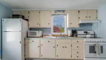 Apartment, 1 Queen Bed with Sofa bed, Kitchen, Garden View (BALTIMORE AVENUE 49 #2) | Private kitchen | Coffee/tea maker