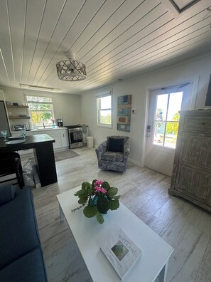 Smart TV - Sea cottage 2/1 in white sound on GTC Abaco Bahamas full kitchen, AC & WiFi (Abaco)