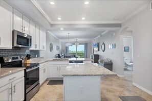 Geladeira, micro-ondas, fogão, cooktop