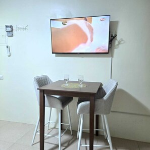 Deluxe Twin Room | In-room dining - Mangotree Apartel & Resor  (Panglao)