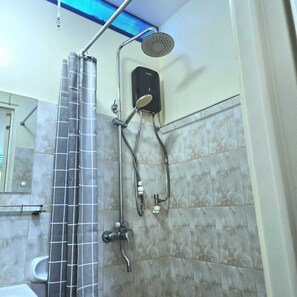 Deluxe Twin Room | Bathroom | Shower, hair dryer, towels, soap - Mangotree Apartel & Resor  (Panglao)