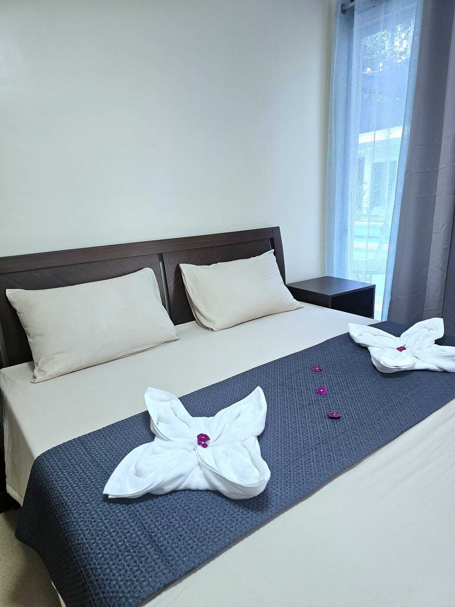 Estudio Deluxe, vista a la alberca | Caja de seguridad en la habitación y cortinas blackout 