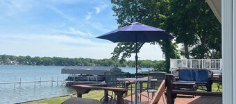 Charming 2-bedroom cottage with AC, WiFi on Pleasant Lake