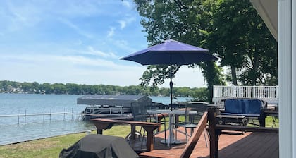 Charming 2-bedroom cottage with AC, WiFi on Pleasant Lake