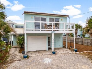 Ein zweistöckiges Haus mit Garage, Balkon und der Hausnummer 22320.