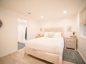 3 habitaciones, escritorio y tabla de planchar con plancha 