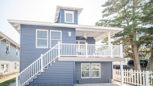 Une maison à deux étages avec un balcon, un escalier et un garage.