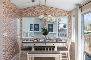 Dining - Charming Beach Cottage Near Cafés & Shops (North Beach)