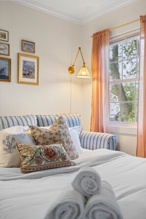 2 bedrooms, iron/ironing board, free WiFi, bed sheets - Cozy Autumn Beach Cottage Near Cafés & Boutiques (North Beach)