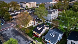 Une zone résidentielle côtière comprenant des maisons, un port de plaisance et une jetée.