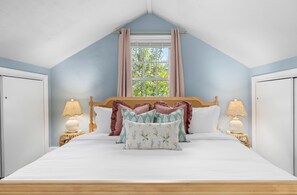 2 bedrooms, iron/ironing board, free WiFi, bed sheets - Charming Beach Cottage Near Cafés & Shops (North Beach)