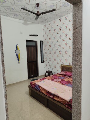 Deluxe Double Room | Free WiFi - Khatu Shyam Niwas (Danta Ramgarh)