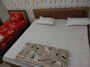 Deluxe Triple Room | Free WiFi - Khatu Shyam Niwas (Danta Ramgarh)