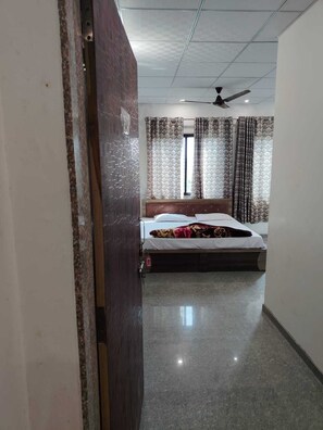 Deluxe Triple Room | Free WiFi - Khatu Shyam Niwas (Danta Ramgarh)