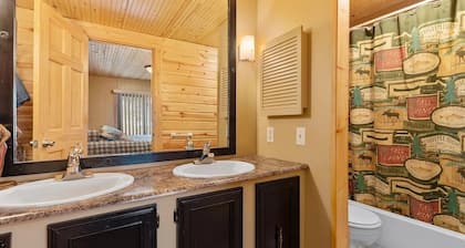 Madden’s West Golf Home. Decks, Views, Walkout. Near NHRA Nationals & Lakes Jam