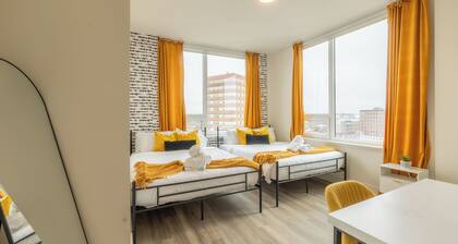 Bright & Bold with NYC Views, Sleep 13, Park 2 cars FREE, 3BR, 3Bath