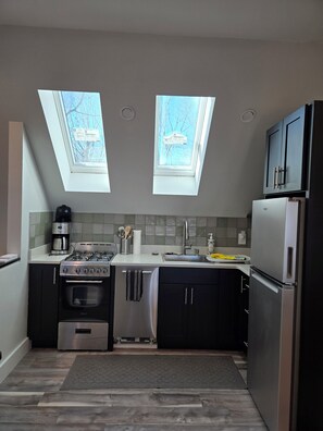 Kjøleskap, mikrobølgeovn, ovn og kokeplater