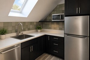 Coffee/tea maker, fridge, microwave, oven