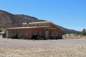 Exterior - The Blue Crane Lodge is a beautiful 3-bdr house in the magical Mimbres Valley (Mimbres)