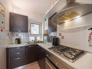 Réfrigérateur, four à micro-ondes, vaisselle et ustensiles