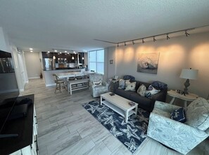 Smart TV - Charming 2-bedroom condo in wonderful Ormond Beach with pool, WiFi, Smart TVs (Ormond Beach)