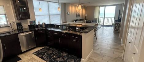 Een koelkast, een magnetron, een oven, een kookplaat