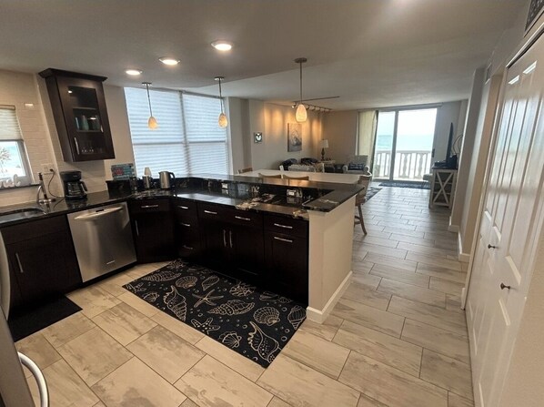 Fridge, microwave, oven, stovetop - Charming 2-bedroom condo in wonderful Ormond Beach with pool, WiFi, Smart TVs (Ormond Beach)