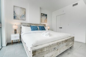 1 bedroom, iron/ironing board, bed sheets - Enchanting 1 Bedroom Condo with City View (Miami)