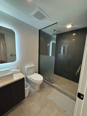 Hair dryer, towels - Chic Studio Condo with City Views and Top Amenities (Miami)